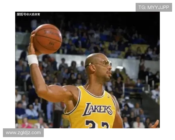 篮球场上的传奇人物：从新秀到巨星的奋斗历程与辉煌成就