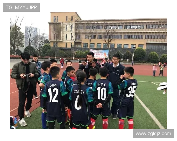 从绿茵场到人生巅峰：一位足球运动员的成长与奋斗故事